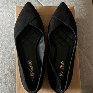 DREAMPAIRS black flats pointed toe with gold detail on heel .. Worn 1x